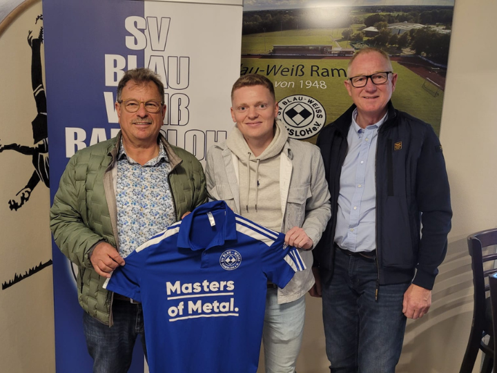 (v.l.n.r.) Sportvorstand Hans Oltmanns, Lucas Baumeister und Vorstandsmitglied Theo Kramer.