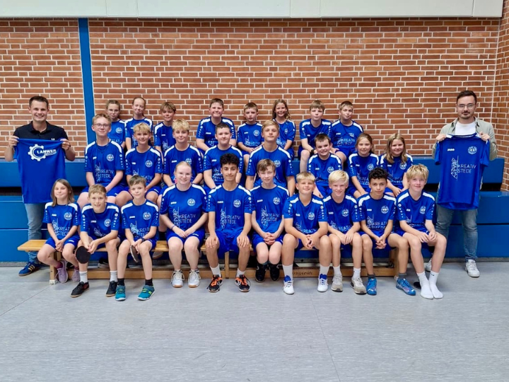 Die Tischtennis-Jugendabteilung des SV Blau-Weiß Ramsloh mit den neuen Trikots, gesponsert von Lanwer Engineering GmbH und Kreativstede.