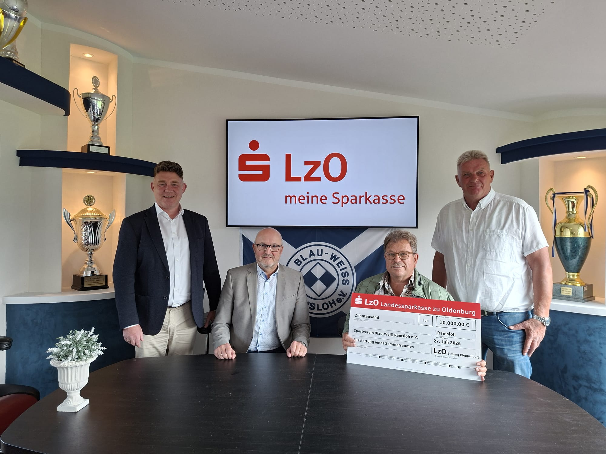 Von links. Frank Naber, Ludger Hespe beide gehören dem Stiftungsrat an, sowie Vereinsmitglied Hans Oltmanns und I.Vorsitzender Josef Kramer .
